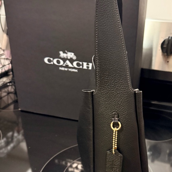 2024 Coach Black Leather Shoulder Bag With Kiss Turn Lock - New - Picture 3 of 12